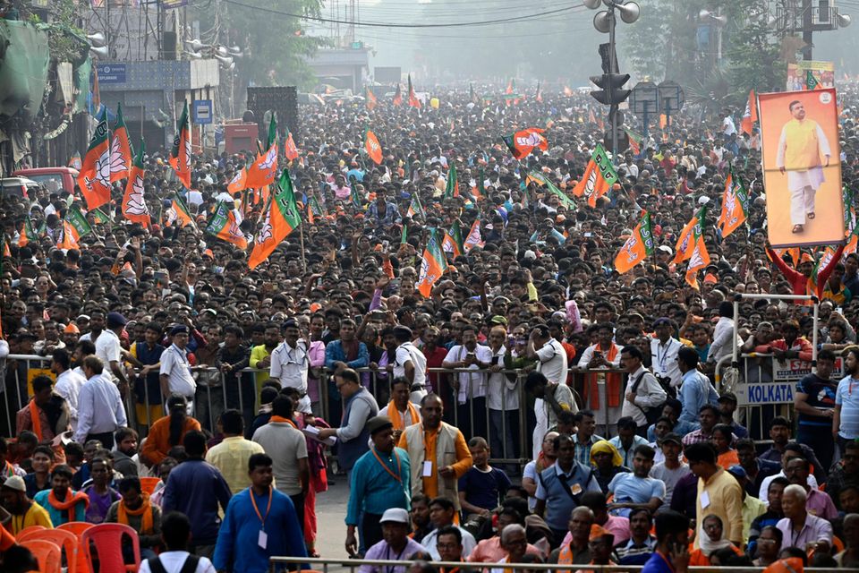 Widerspruch wird von Premier Modi und seiner hindu-nationalistischen BJP-Partei immer weniger geduldet. Auf der Weltbühne beschwört Modi ein „unbeugsames Vertrauen in die Demokratie“, zuhause tritt er mehr und mehr als starker Mann auf, der radikale Strömungen fördert und abweichende Stimmen immer weniger toleriert. Unter den Minderheiten werden besonders Muslime drangsaliert und attackiert – ebenso wie Aktivisten, Pressevertreter und Oppositionspolitiker. Dem Thinktank V-Dem zufolge war Indien 2014 eine viel gesündere Demokratie als heute, Modis neues Indien mag reicher sein, aber auch autoritärer. Es rangiert heute im Lager der „defekten Demokratien“.