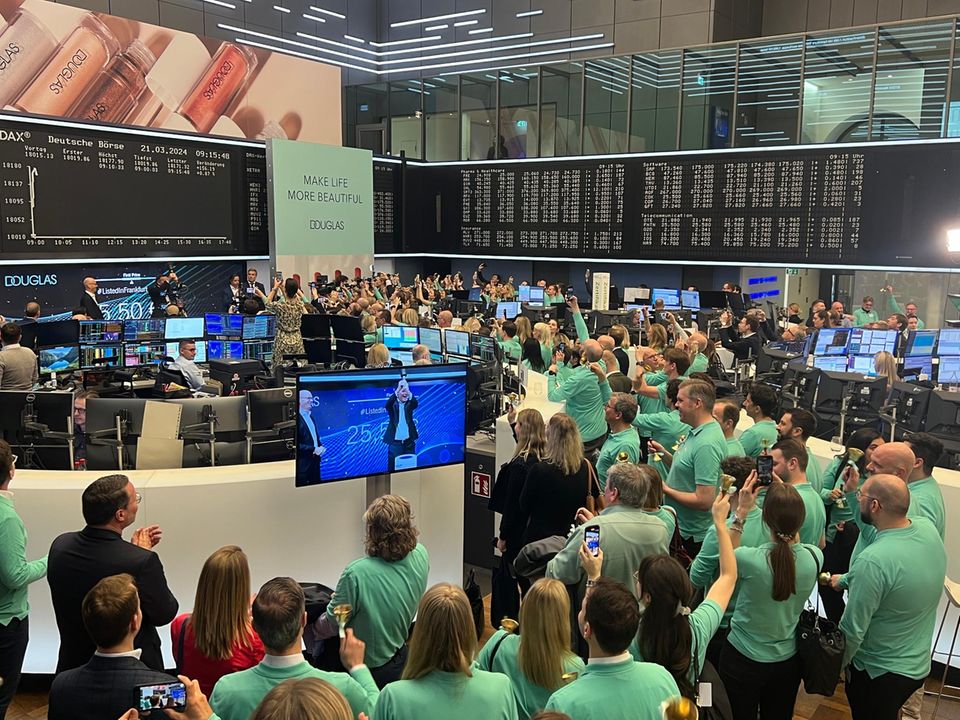 Parkett der Frankfurter Börse mit Douglas-Beschäftigten