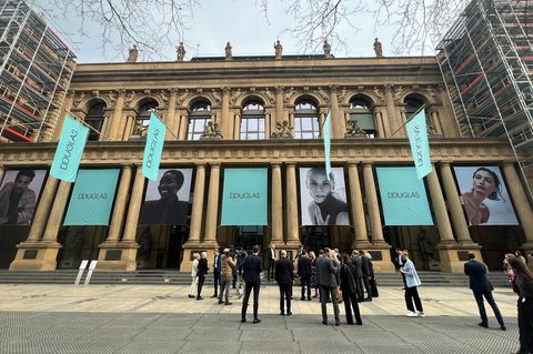 Außenansicht der Börse Frankfurt mit Douglas-Werbebannern