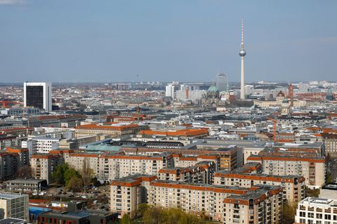 Blick über Berlin auf den Fernsehturm am Alexanderplatz