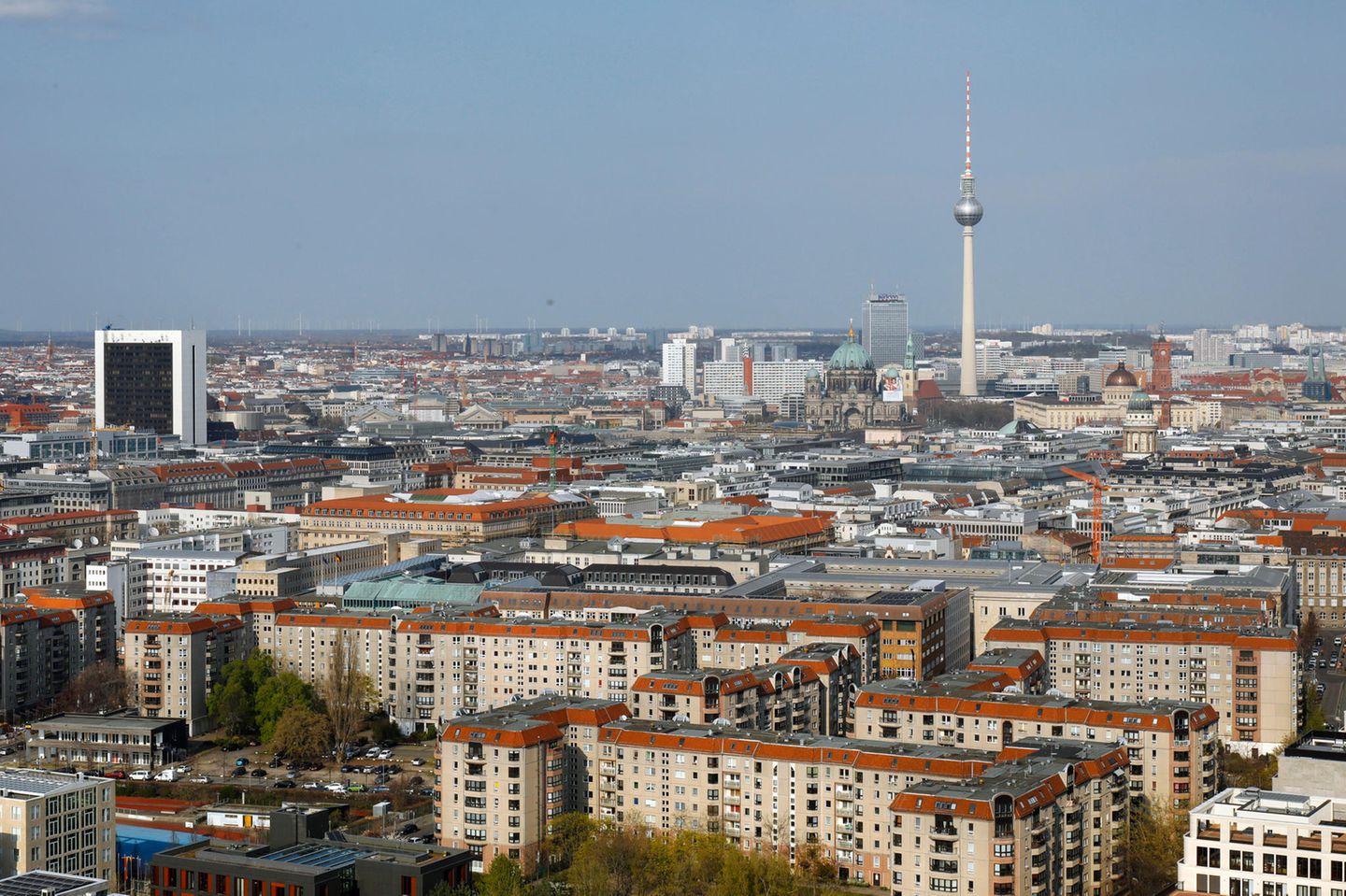 Blick über Berlin auf den Fernsehturm am Alexanderplatz