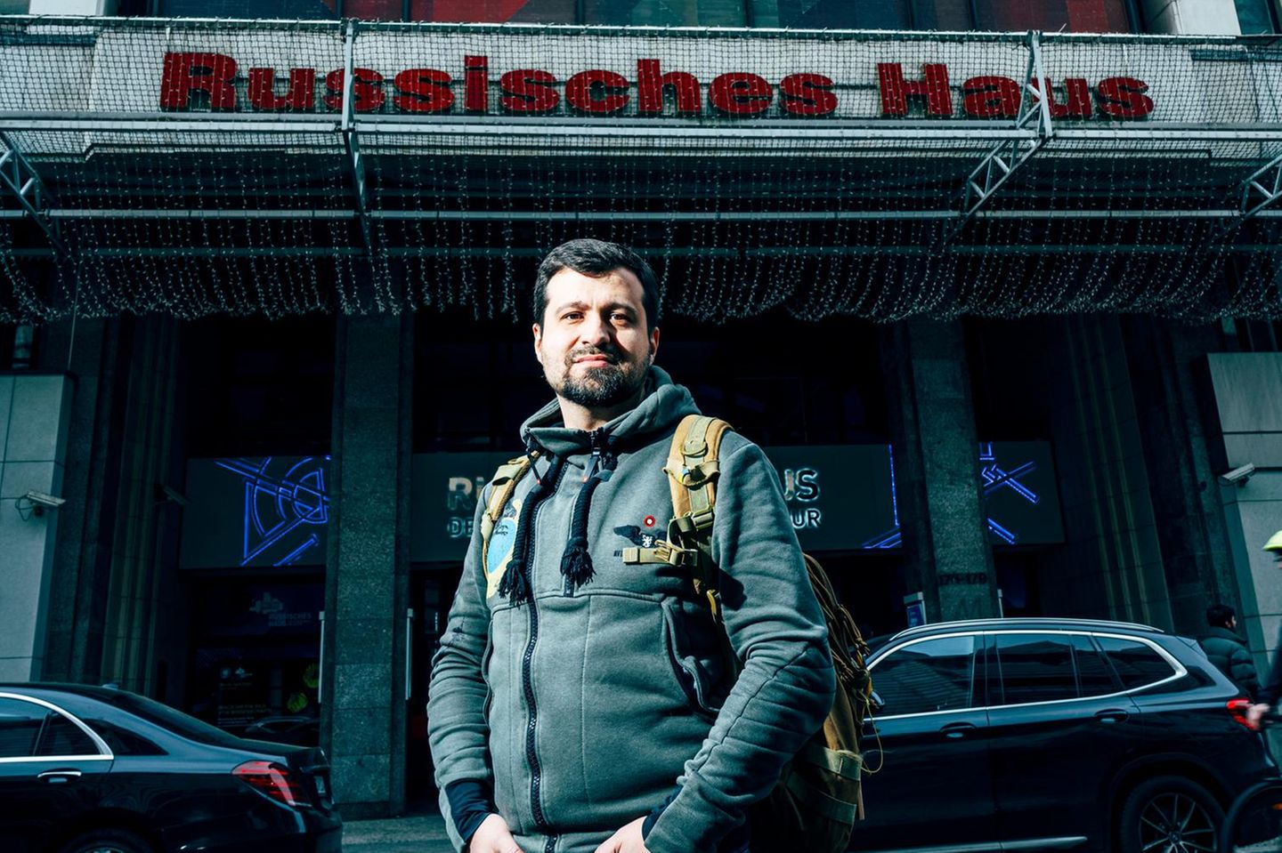Sergej Sumlenny in Berlin. Von hier aus unterstützt er die Ukraine mit Geld- und Sachspenden