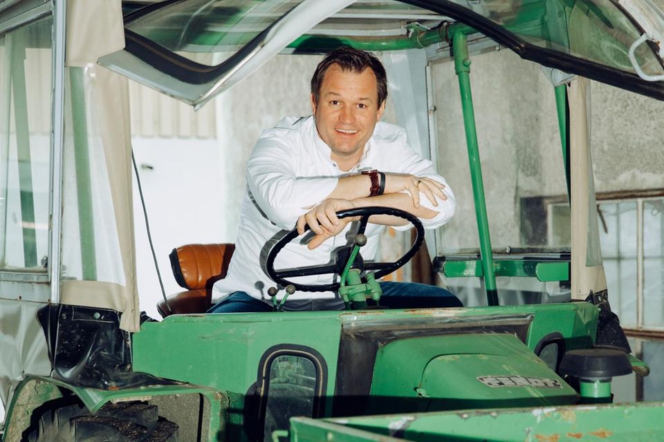Simon Tress auf dem Traktor. Er fährt ihn mehrmals pro Monat, auch zum Entspannen