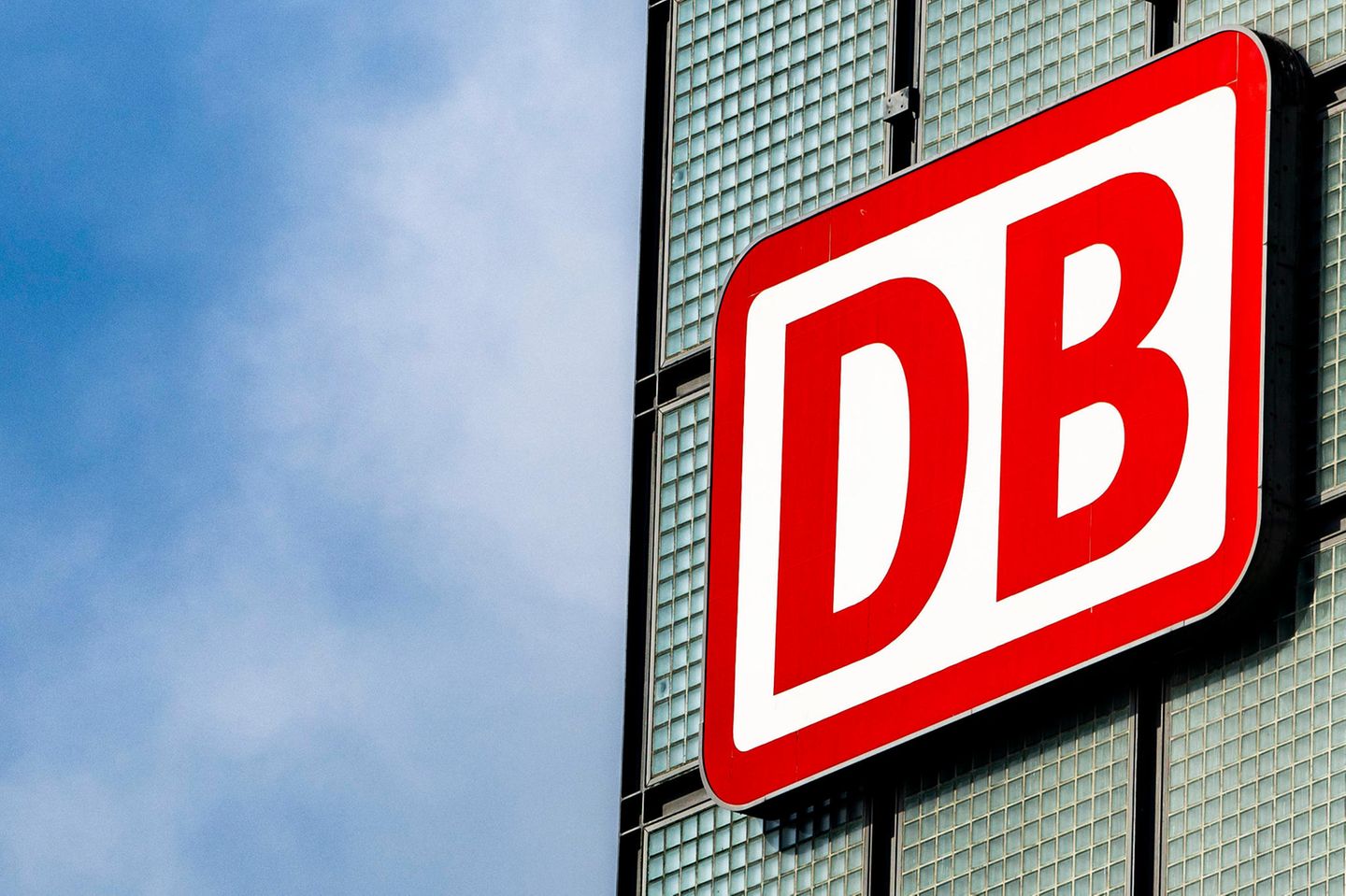 Bahn-Gebäude am Berliner Hauptbahnhof: der Konzern konnte den monatelangen Tarifkonflikt mit der Lokführergewerkschaft GDL beilegen