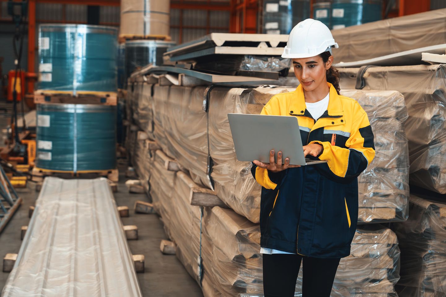 Ingenieurin nimmt Bestand von Stahlprodukten auf