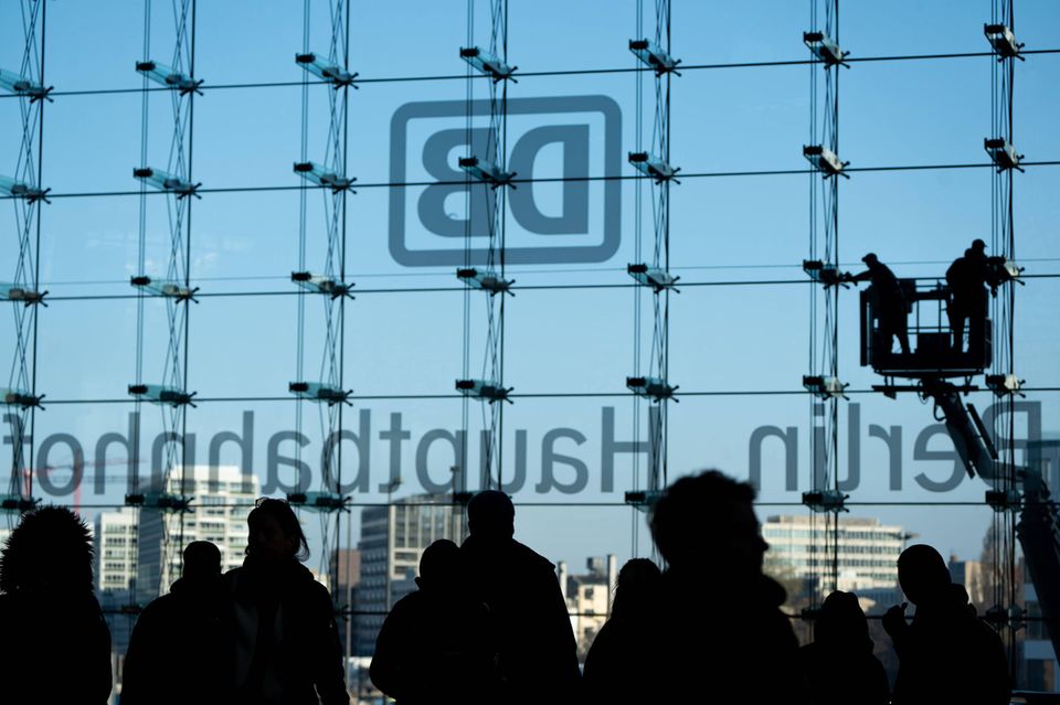 Lässt sich leichter aufpolieren als das Image: die Fassade am Berliner Hauptbahnhof