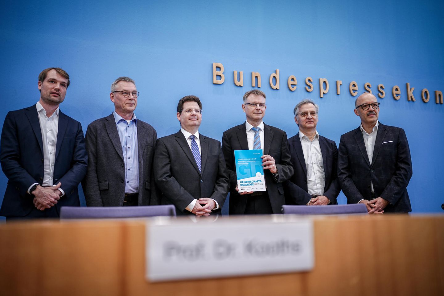 Vertreter der führenden Wirtschaftsinstitute stellen in der Bundespressekonferenz ihre Gemeinschaftsdiagnose für das Frühjahr 2024 vor. 