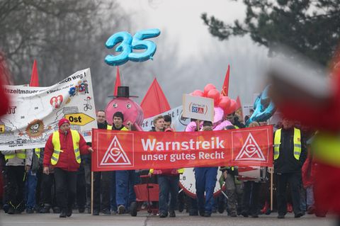 Beschäftigte der ZF Getriebe Brandenburg während eines Warnstreiks der Mettallarbeiter 2018. 