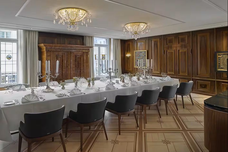 Platz ist in der kleinsten Nobelhütte: In den Meetingräumen und dem Ballsaal des nicht sehr großen Hotels tagen und feiern die Zürcher Geschäftswelt und High Society