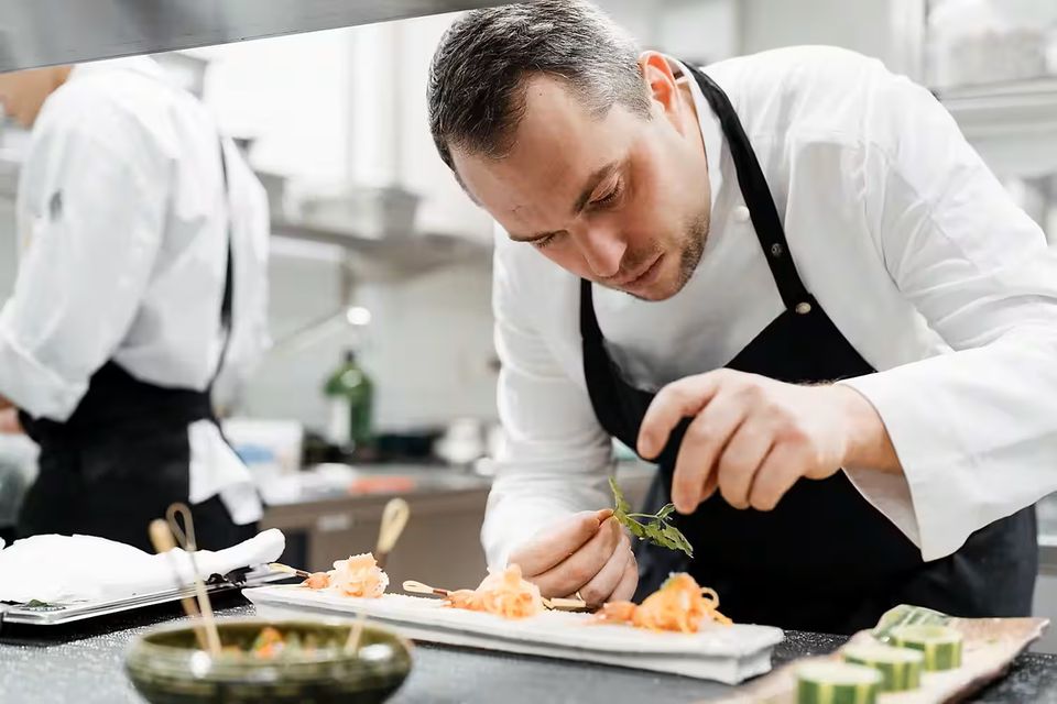Jedes Detail schmeckt: Der gebürtige Deutsche Benjamin Halat ist einer von zwei Executive Chefs de Cuisine des Mandarin Oriental Savoy in Zürich. Zuvor stand er in München, Singapur und Bangkok hinter dem Dampfgarer