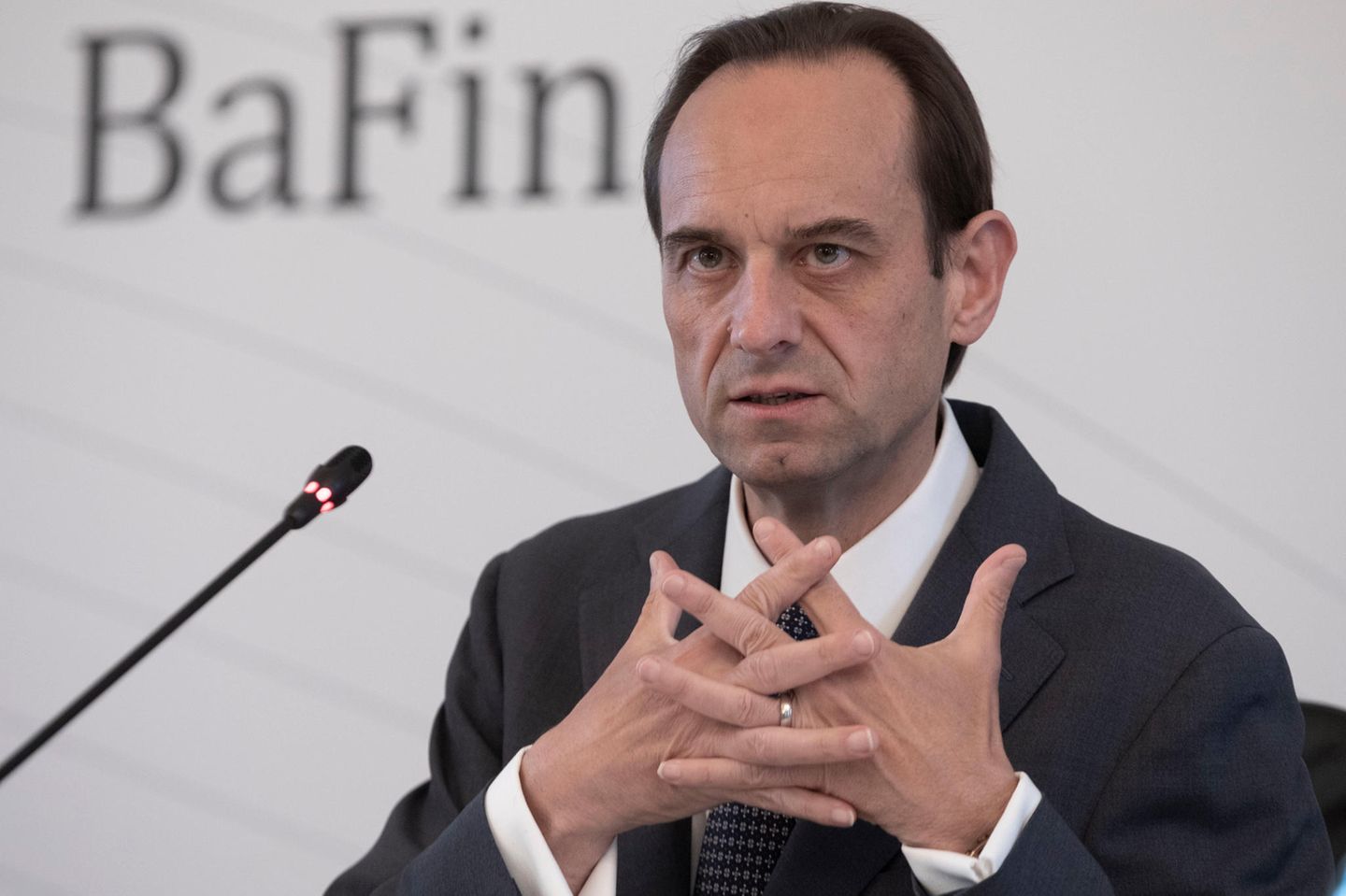 Der Präsident der Bundesanstalt für Finanzdienstleistungsaufsicht (BaFin), Mark Branson, bei der Jahrespressekonferenz im Mai 2023.