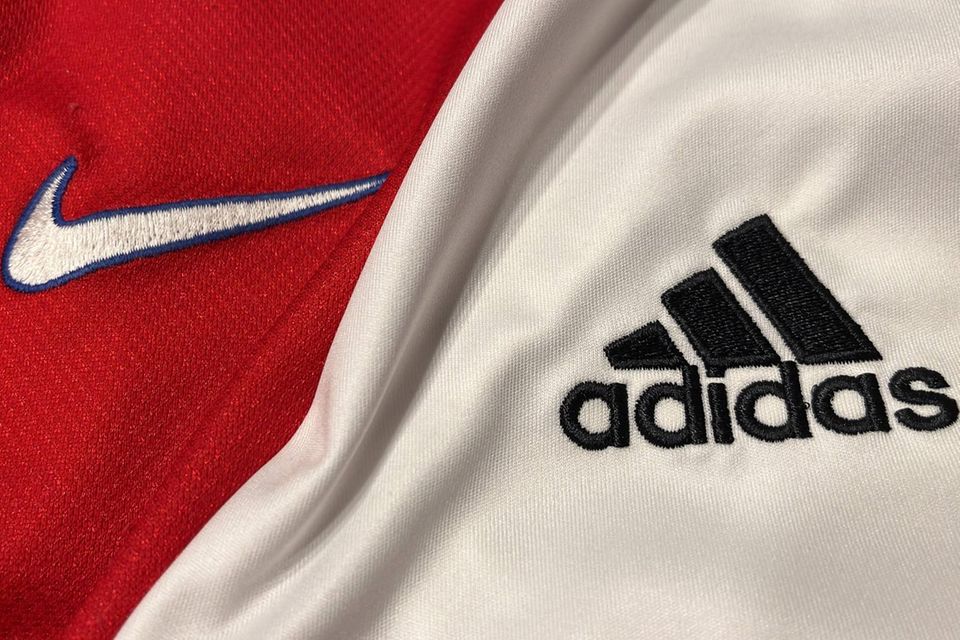Als Ausrüster der deutschen Fußballnationalmannschaft hat Nike Adidas ausgestochen. An der Börse performt der deutsche Dax-Konzern momentan besser
