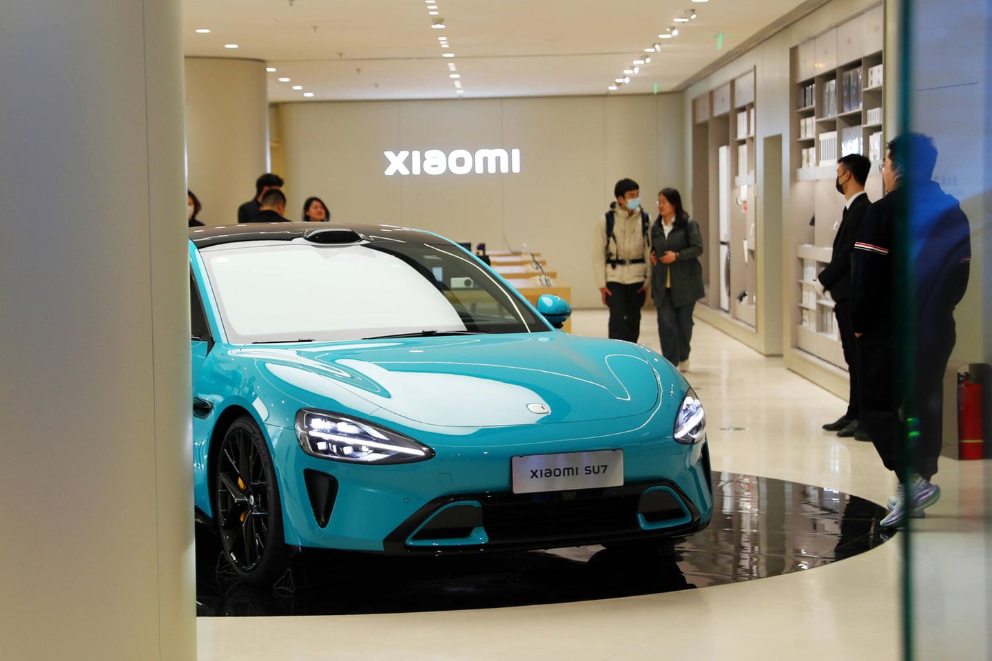 Xiaomi SU7 steht in einem Showroom in Peking