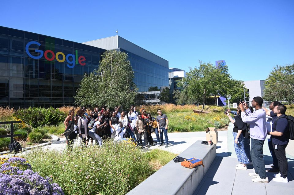Alphabet rangierte mit 60 Mrd. Dollar auf dem vierten Platz. Damit schnitt der Google-Mutterkonzern deutlich besser ab als in den „Fortune Global 500“, die sich am Umsatz bemessen. Dort reichten 282,8 Mrd. Dollar „nur“ für Platz 17. 