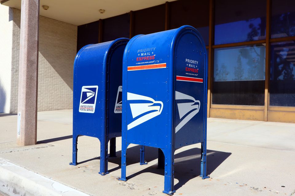 Wer hätte es gedacht: Die Post der USA gehört zu den profitabelsten Unternehmen der Welt. Gemessen am Umsatz fristete der U.S. Postal Service mit 78,6 Mrd. Dollar im „Fortune“-Ranking auf Platz 159 eher ein Schattendasein. Ganz anders sah es beim Gewinn aus. 56 Mrd. Dollar bedeuteten Platz fünf für den Postdienstleister, der als unabhängige Behörde fungiert. 