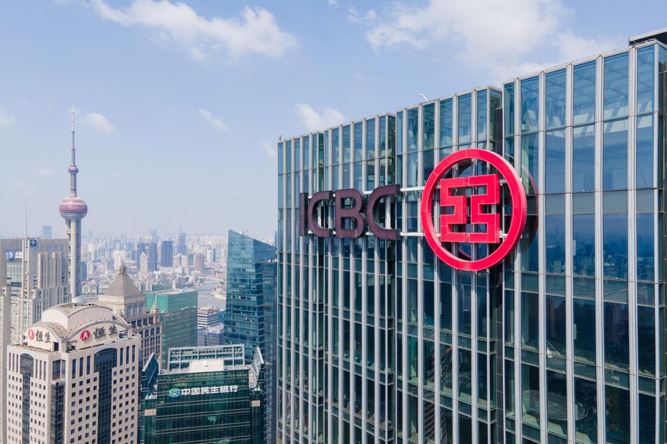 Direkt vor der China Construction Bank rangierte in den „Fortune Global 500“ die Industrial & Commerical Bank of China auf Platz 28 (Umsatz: 214,8 Mrd. Dollar). Ebenso sah es beim Profit aus. Das Finanzinstitut, das als größte Bank der Volkrepublik gilt, lag mit 53,6 Mrd. Dollar Gewinn auf Platz sieben. 