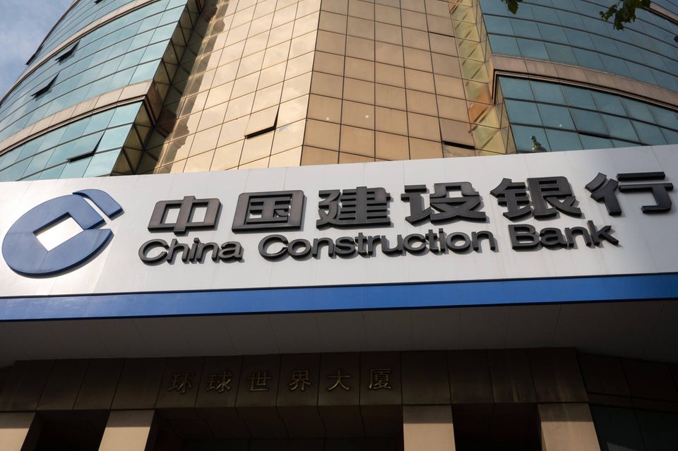 Enorme Gewinnmargen lassen sich natürlich auch bei Finanzgeschäften erzielen – erst recht in China, trotz Immobilienkrise. Die China Construction Bank kam mit 202,8 Mrd. Dollar Umsatz auf Platz 29 der größten Unternehmen weltweit. 48,1 Mrd. Dollar Gewinn verhalfen einer der vier großen Geschäftsbanken der Volksrepublik zum achten Platz im Profit-Ranking. 