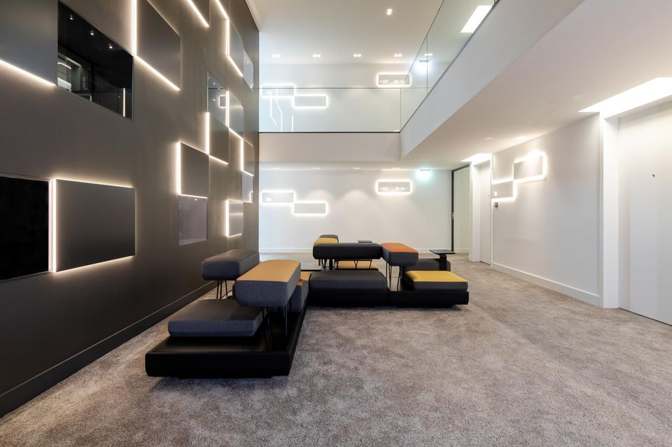 Immer an der Wand lang: Beim Interior Design setzt Geschäftsführer Tobias Berghäuser im ganzen Haus auf überraschende Kombinationen und bewusste Stilbrüche