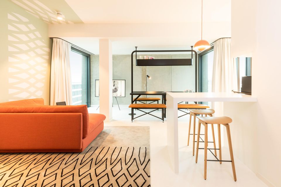 Richtig frisch: Die 117 Zimmer und 14 Suiten (o.) sind bewusst modern und hell gehalten. Lediglich dezente Porzellanobjekte bilden einen Link zur Marke KPM