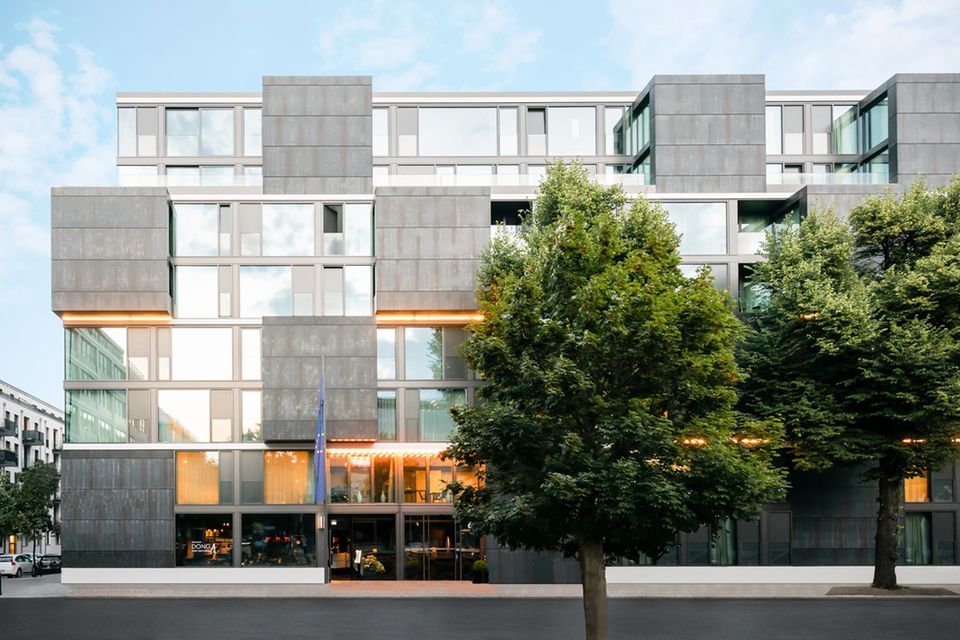 Highlight in Charlottenburg: Die bodentiefen Panoramafenster mit den verschachtelten Erkern sind zum optischen Markenzeichen des 2019 eröffneten Hotels geworden