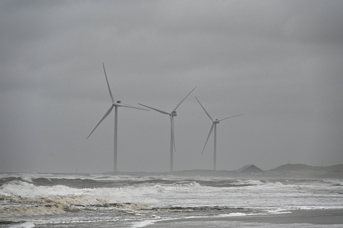 Windräder am Strand von Dänemark