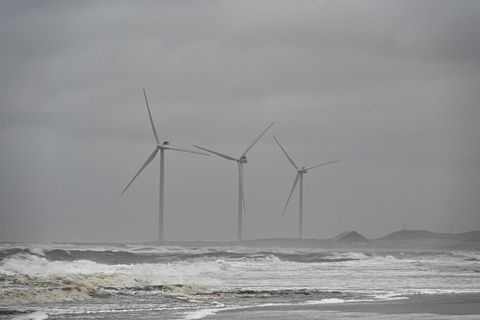 Windräder am Strand von Dänemark