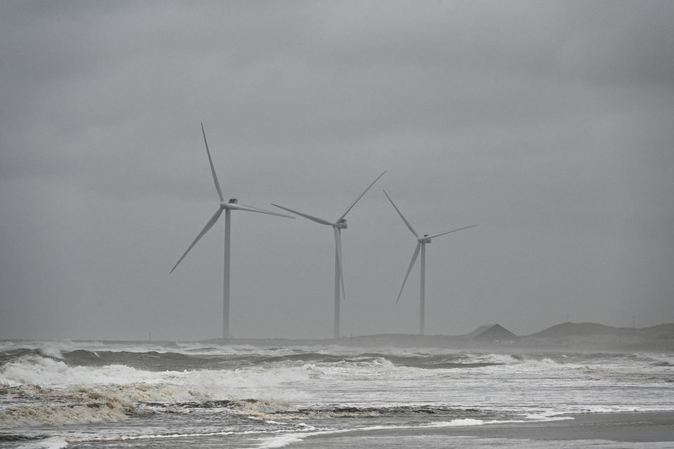 Windräder am Strand von Dänemark