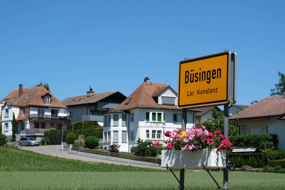 Laut EY haben 2022 bundesweit 16 Gemeinden einen Hebesatz zur Grundsteuer B von null Prozent erhoben. Sie verteilten sich auf lediglich drei Bundesländer. Baden-Württemberg war mit einer Gemeinde vertreten: Büsingen am Hochrhein. 