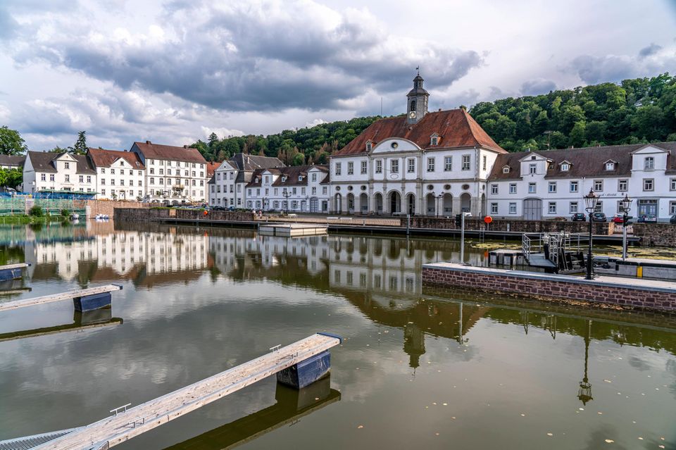 Nicht etwa in den Stadtstaaten oder großen Landeshauptstädten fanden sich laut EY die höchsten durchschnittlichen Hebesätze zur Grundsteuer B. Auf Platz vier kam stattdessen die kleine Kurstadt Bad Karlshafen. Die nördlichste Gemeinde Hessens mit weniger als 4000 Einwohnern verlangte demnach einen Hebensatz von 951. 