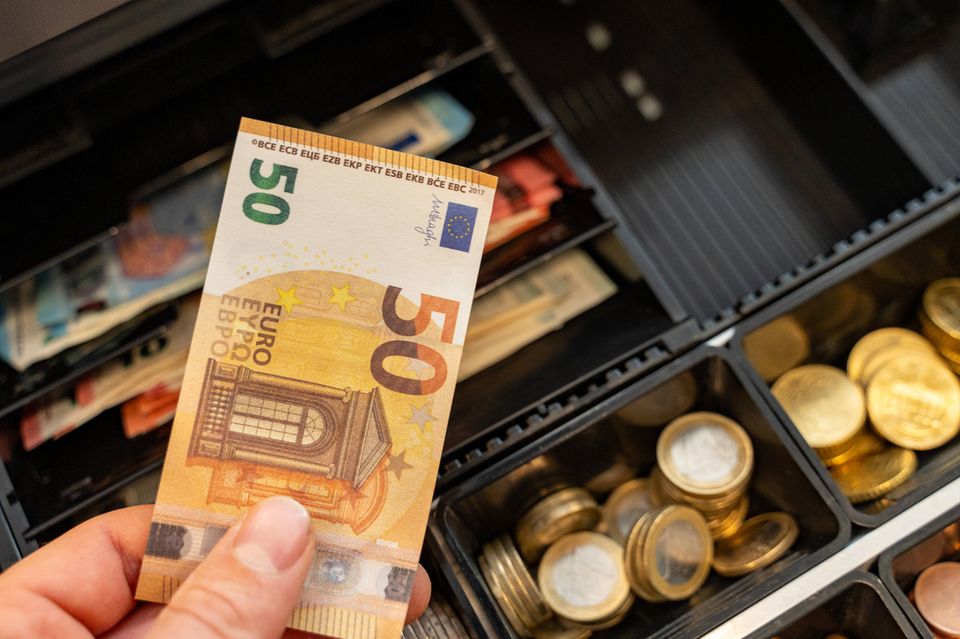 Die Inflation sinkt nun stetig. Doch dies sei trügerisch, sagen Experten