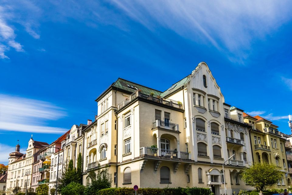 Luxusgeschäfte und elegante Gebäude aus dem 18. Jahrhundert prägen den Münchner Stadtteil Bogenhausen. Dort wurde laut Immowelt.de 2023 eine der teuersten Villen Deutschlands inseriert. Für das Anwesen mit 566 Quadratmeter Wohnfläche und 1023 Quadratmeter Grundstück wurden 12,9 Mio. Euro verlangt. Das Ranking basiert auf den Angebotspreisen, nicht auf den Summen, die tatsächlich gezahlt wurden. 