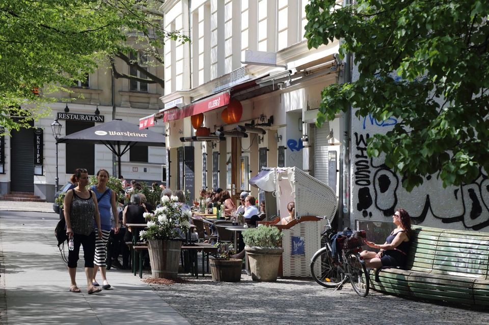 Eine Wohnung hat es in die Top 10 der teuersten Immobilien geschafft. Dieses riesige Apartment in Berlin-Pankow wurde bundesweit von nur drei Villen in den Schatten gestellt. 15,9 Mio. Euro sollte das Loft in einem denkmalgeschützten Fabrikgebäude im Szeneviertel Prenzlauer Berg kosten. Dafür wurden neun Zimmer auf einer Wohnfläche von 546 Quadratmeter nebst großer Dachterrasse geboten. Ob die Luxuswohnung verkauft wurde, dazu machte Immowelt.de wie bei allen Einträgen keine Angaben. 