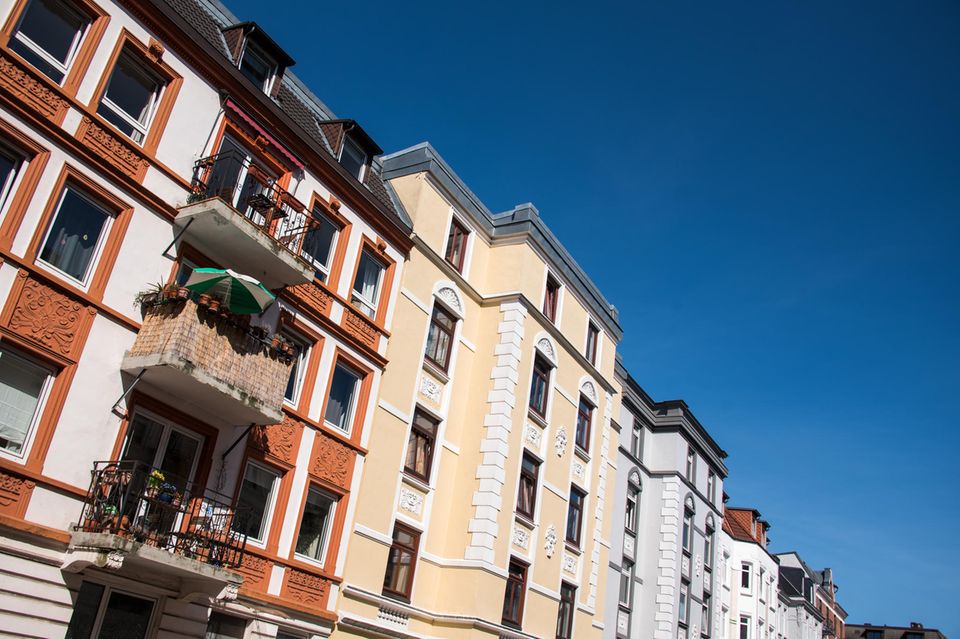 Der Hamburger Stadtteil Eimsbüttel ist gleichermaßen Heimat von Studierenden und Multi-Multi-Millionären. Eine dortige Stadtvilla schaffte es auf Platz drei der teuersten Anwesen Deutschlands 2023. Die Käufer verlangten den Angaben zufolge 27,9 Mio. Euro für das luxuriöse Stadthaus mit einer Wohnfläche von 890 Quadratmetern und einem 1400 Quadratmeter großen Grundstück. Eine Villa in der Nachbarschaft konnte das aber noch toppen. 