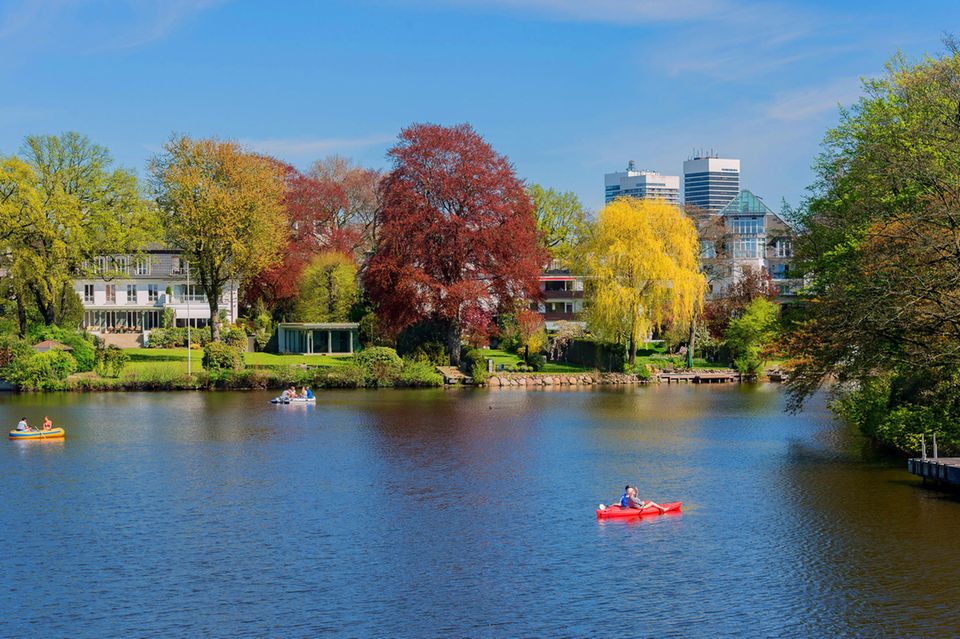 Hamburg-Uhlenhorst ist für sehr reiche Hamburger insbesondere durch Grundstücke nahe der Außenalster von Interesse. Dort dürfte auch die zweitteuerste Villa Deutschlands 2023 zu finden sein. Das prächtige Anwesen mit 19 Zimmern auf 950 Quadratmeter Wohnfläche (Grundstück: 1130 Quadratmeter) wurde für 28,5 Mio. annonciert. Gemessen am Grundstückspreis pro Quadratmeter lag die Hamburger Villa deutschlandweit auf Platz eins. Doch den Titel der teuersten Immobilie Deutschlands schnappte sich ein Anwesen in Oberbayern. 