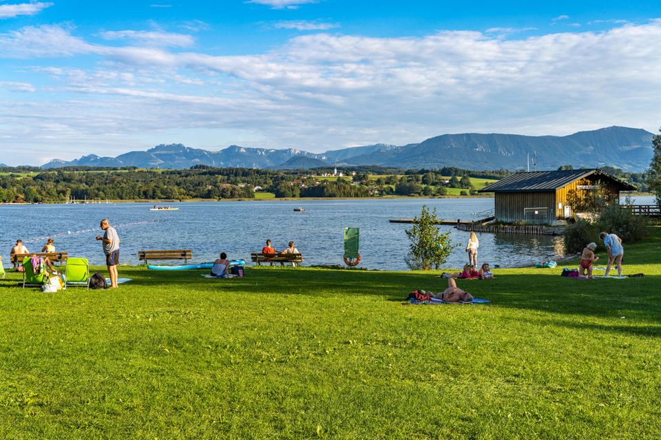 Der Titel „Teuerstes Haus Deutschlands“ ging laut Immowelt.de 2023 nicht etwa nach Sylt, Berlin oder München. Die Plattform vergab den Spitzenplatz an ein Anwesen am Simssee in Oberbayern. „Der Landsitz im Voralpenland in der Nähe von Rosenheim verfügt über 26 Zimmer, die auf einer Wohnfläche von über 1100 Quadratmeter verteilt sind“, hieß es. „Neben der herrschaftlichen Villa erhalten Käufer auch ein rund zehn Hektar großes Grundstück.“ Das habe sicherlich einen erheblichen Teil des Kaufpreises von 29,5 Mio. Euro ausgemacht.