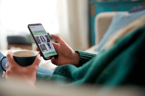 Eine Frau shoppt online mit ihrem Handy