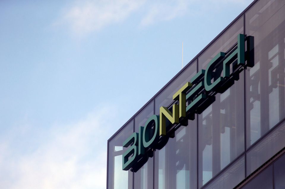 Biontech Firmenschild an einem Gewerbeobjekt in Berlin Mitte