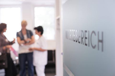 Tür mit der Aufschrift Wartebereich in einer Arztpraxis