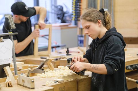 Zwei Auszubildende arbeiten in der Holzwerkstatt der Handwerkskammer zu Köln
