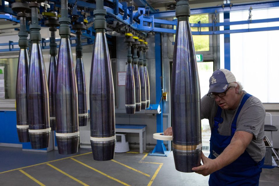 Produktion von Artillerie-Granaten bei Rheinmetall in Unterlüß