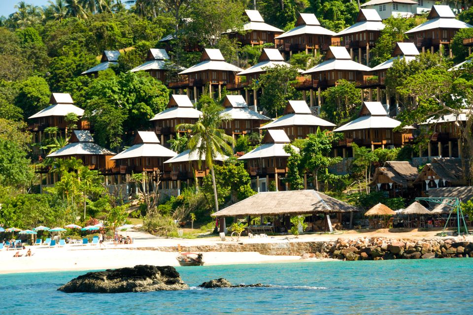 Lange Flugreisen treiben den Preis für Pauschalreisen natürlich in die Höhe. Thailand lag dennoch mit 137 Euro pro Tag lediglich im Mittelfeld der zehn beliebtesten Urlaubsziele der Deutschen. Ähnlich sah es beim Preisanstieg aus. Das Vergleichsportal errechnete ein Plus von 5 Euro beziehungsweise vier Prozent. 
