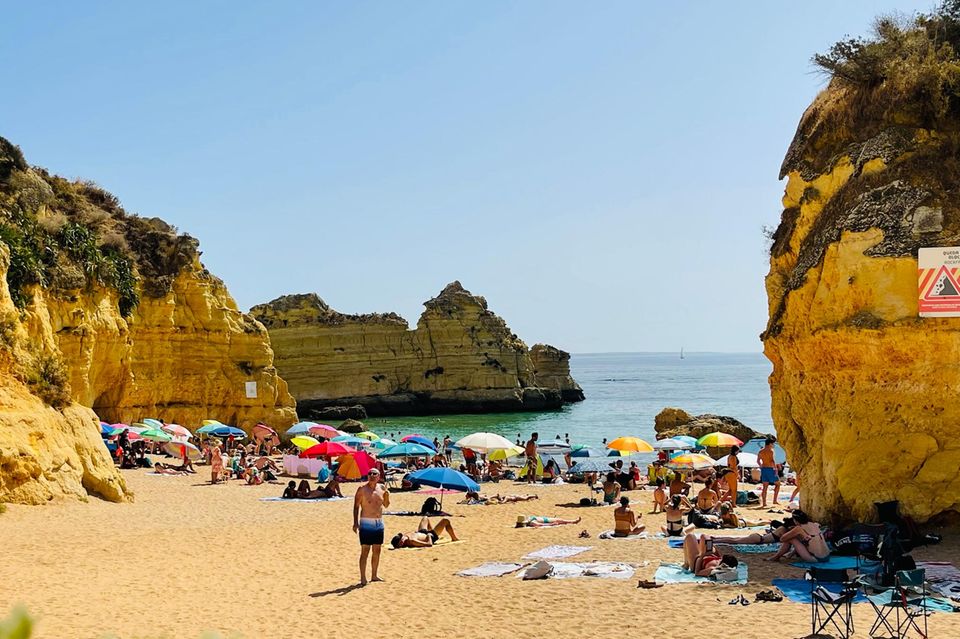 Urlaub in Europa ist besonders beliebt. Doch auch hier müssen Touristen 2024 trotz kurzer Flugzeiten deutlich tiefer in die Tasche greifen. Die auf Check24 gebuchten Pauschalreisen nach Italien und Portugal verteuerten sich um jeweils acht Prozent. In Portugal kletterte der Tagespreis von durchschnittlich 132 auf 142 Euro. Italien war etwas teuer mit 144 auf 155 Euro. 