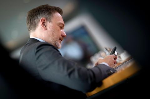 Bundesfinanzminister Lindner tippt im März vor einer Kabinettssitzung auf seinem Handy