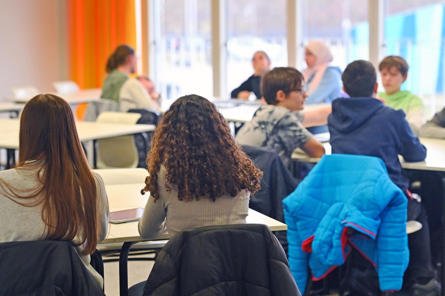 Schülerinnen und Schüler im Klassenzimmer