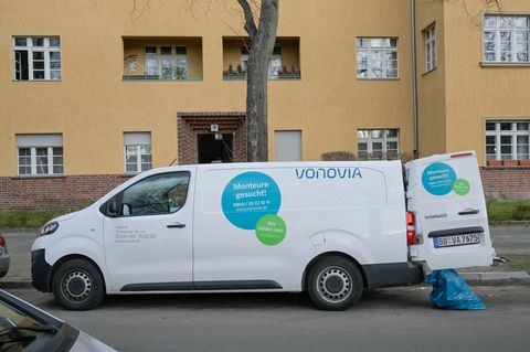 Ein Transporter mit der Aufschrift „Vonovia“ vor Mehrfamilienhäusern in Berlin