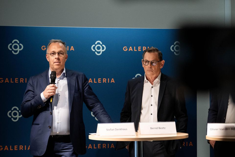 Insolvenzverwalter Stefan Denkhaus (l.) und der Investor Bernd Beetz bei einer Pressekonferenz