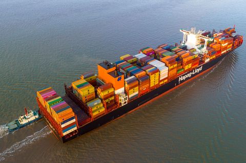 Containerschiff im Hafen von Schanghai – von hier gehen die billigen Waren überall in die Welt