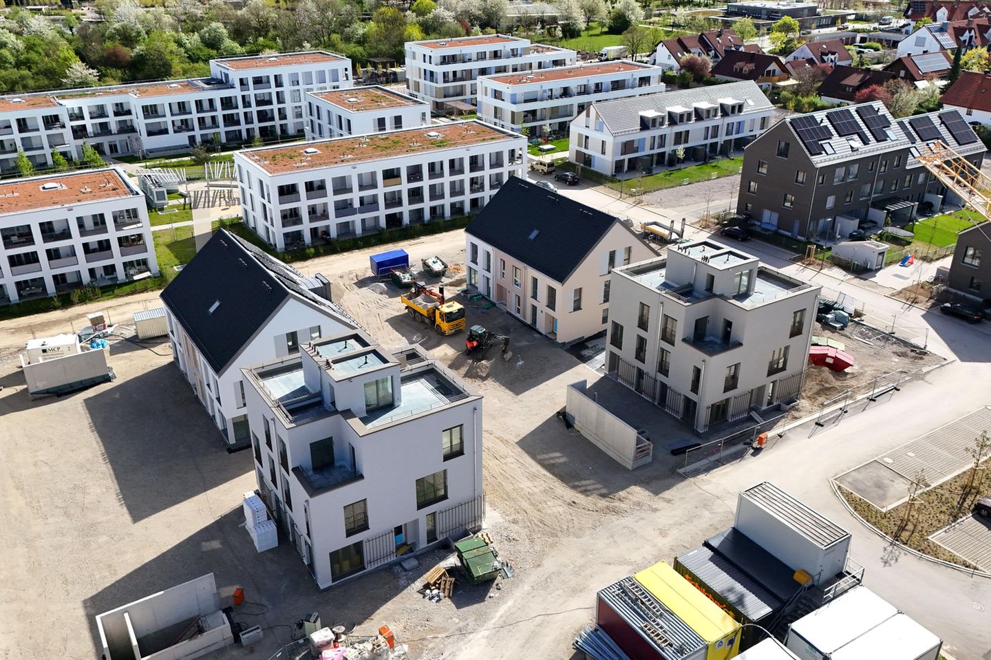 Häuser stehen in einem Neubaugebiet bei München