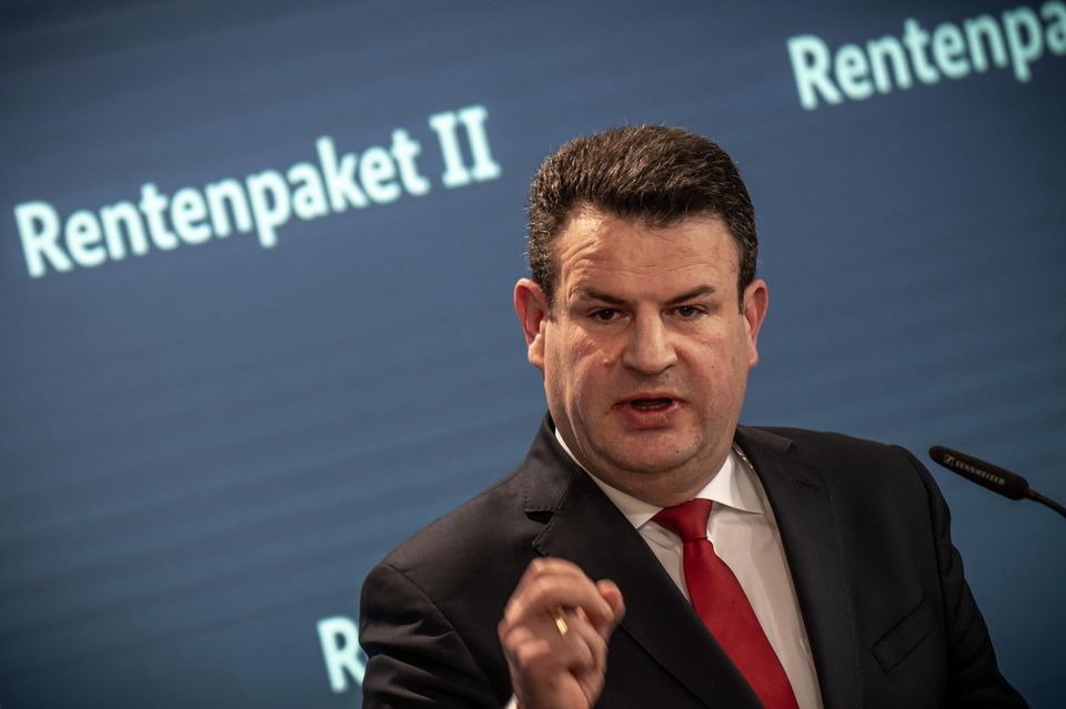 Sozialminister Hubertus Heil gibt ein Pressestatement zum geplanten Rentenpaket II