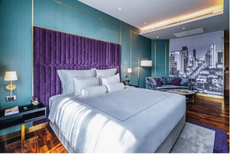 Ein „Deluxe King“-Zimmer im Hotel, das viel Platz, hochwertige Materialien und eine stilvolle Inneneinrichtung bietet